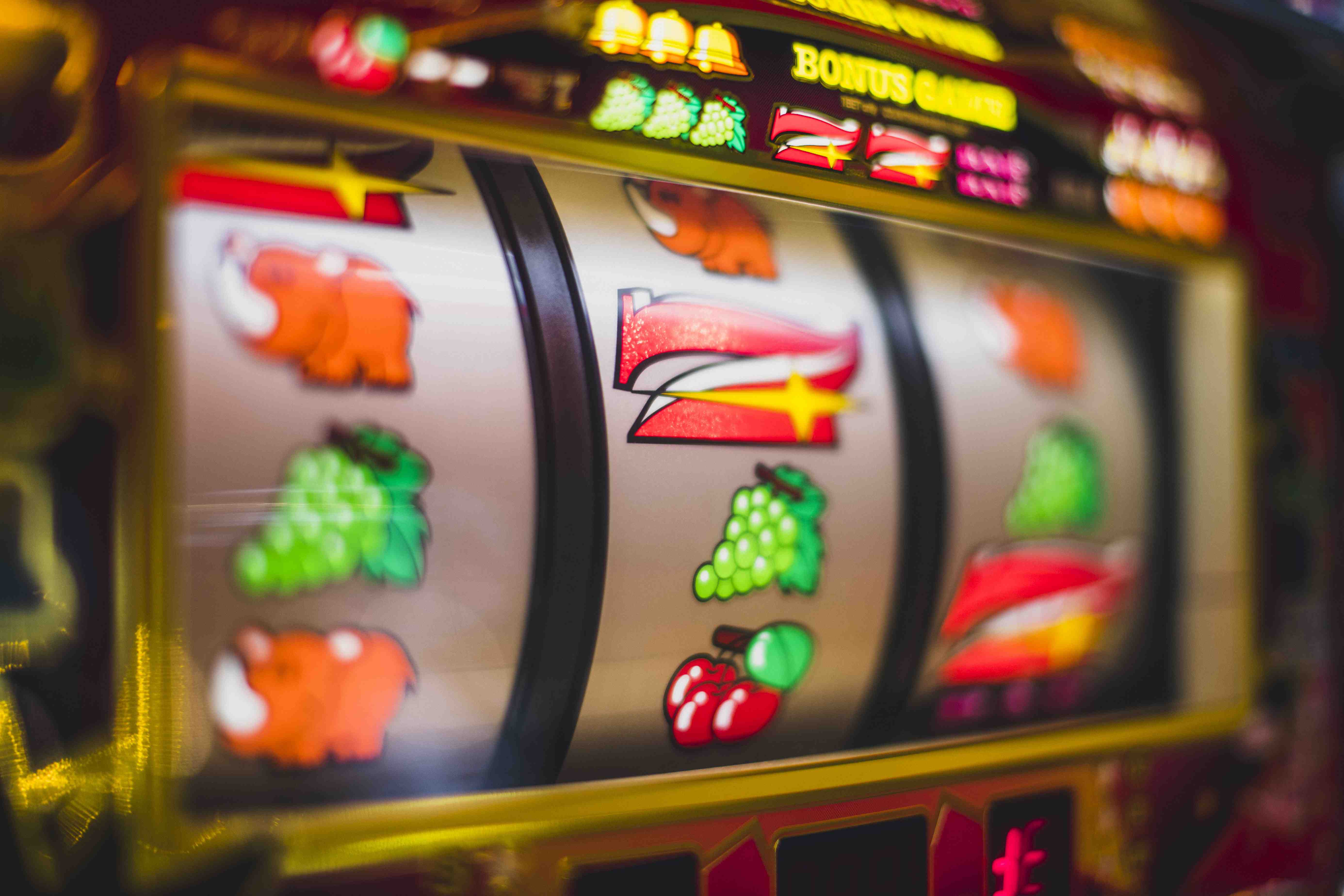 Người chơi cá cược thể thao trên nền tảng game go88 với giao diện di động
